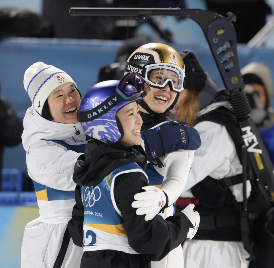 ２本目の飛躍を終え、（左から）伊藤有希、高梨沙羅と抱き合う丸山希（撮影・吉澤敬太）