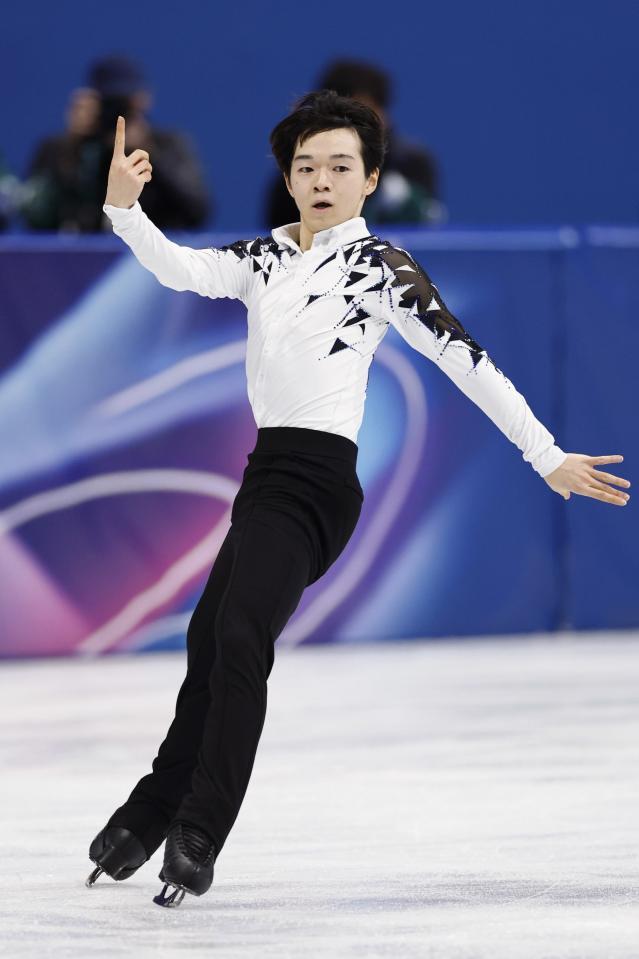 団体男子ＳＰ　演技する鍵山優真（共同）