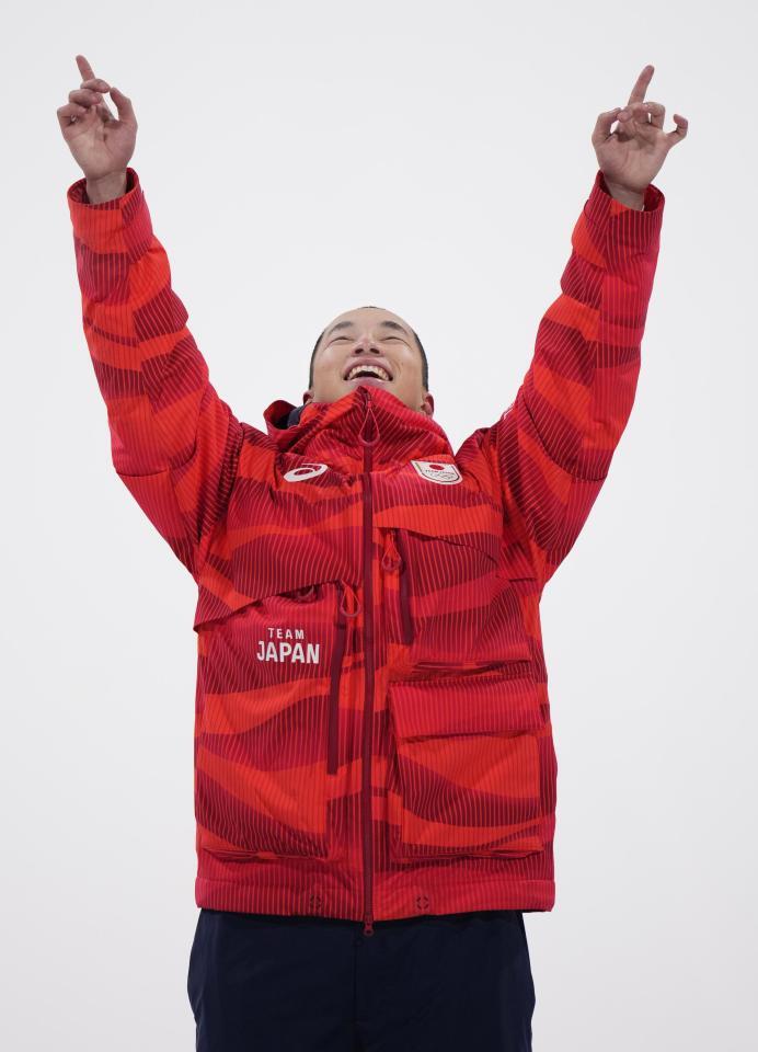 男子ビッグエアで金メダルを獲得し、表彰台で喜ぶ木村葵来（共同）