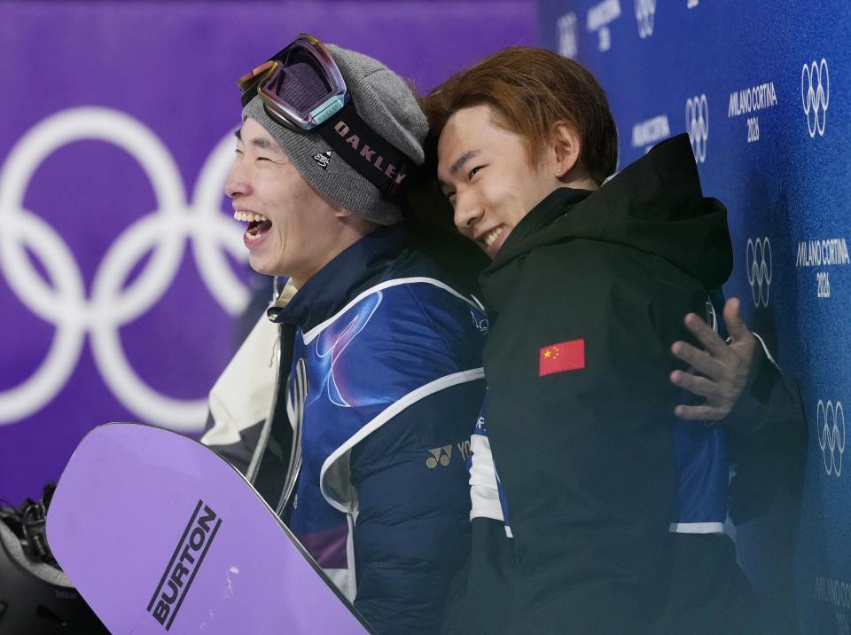 男子ビッグエアで金メダルを獲得し、中国の蘇翊鳴（右）から祝福を受ける木村葵来（共同）