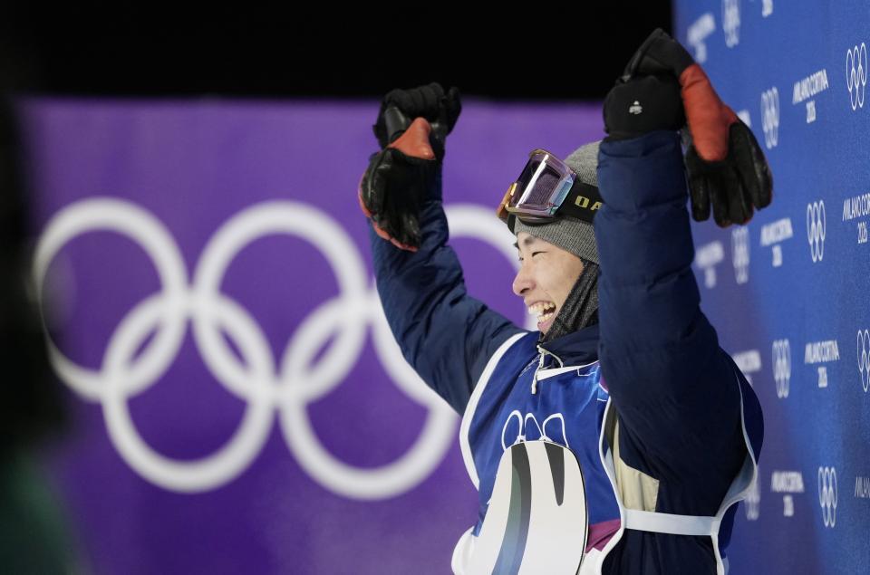 男子ビッグエア決勝　３回目を終え、ガッツポーズで喜ぶ木村葵来（共同）