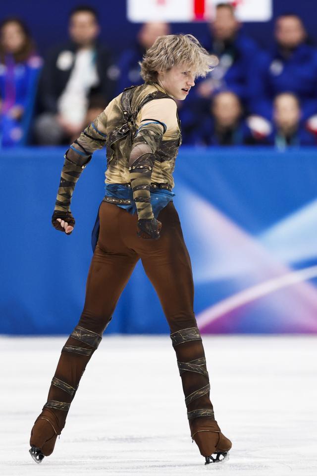 団体男子ＳＰ　演技するイリア・マリニン（共同）