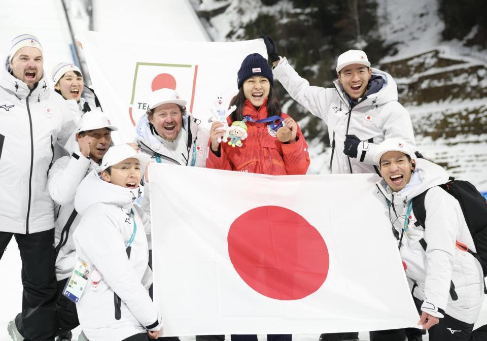 コーチ陣と一緒に銅メダル獲得を喜ぶ丸山希（中央）＝撮影・吉澤敬太