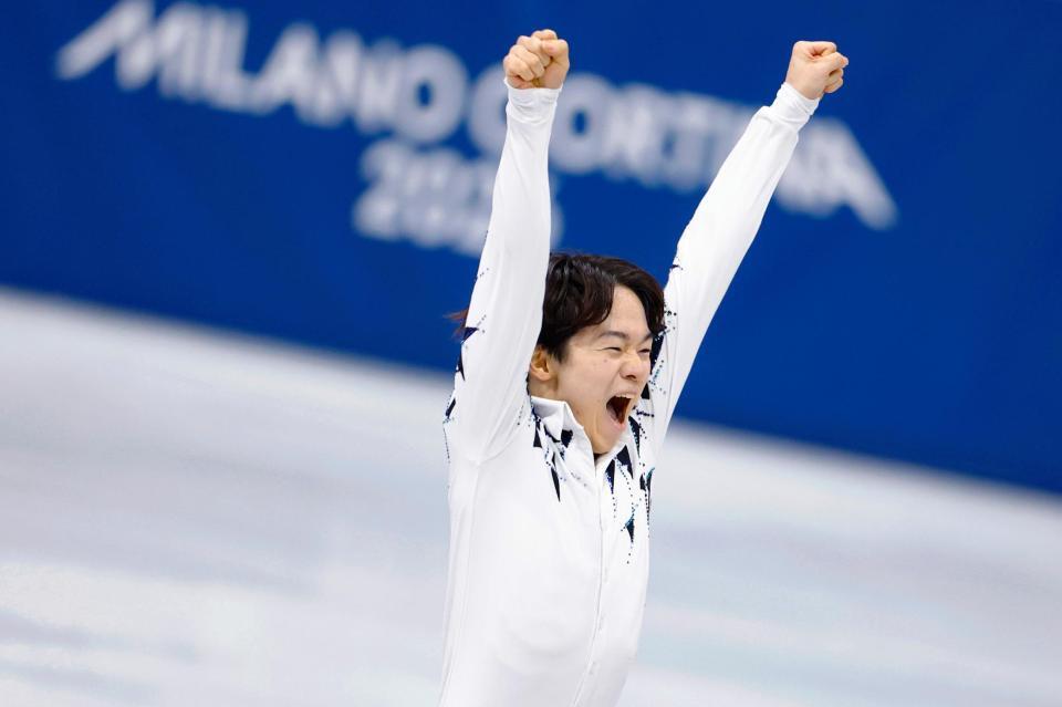 団体男子ＳＰの演技を終え、ガッツポーズする鍵山優真＝ミラノ（共同）
