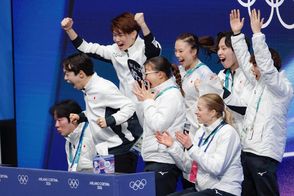 団体男子ＳＰの演技を終え、得点を確認し喜ぶ鍵山優真（左から２人目）＝共同