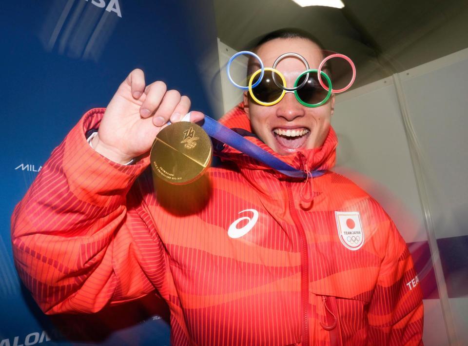 男子ビッグエアで金メダルを獲得し、おどける木村葵来（共同）