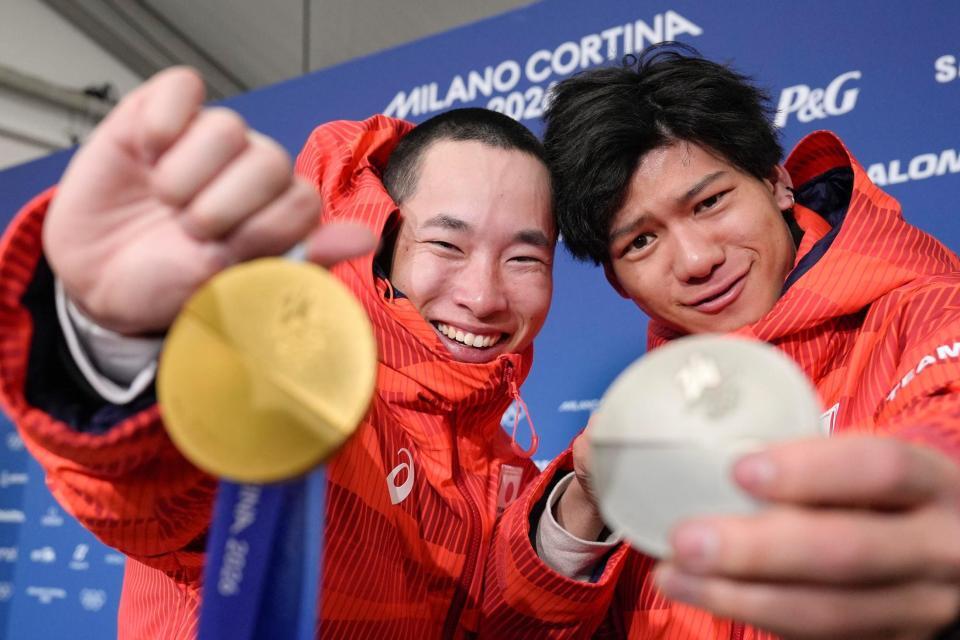 男子ビッグエアで金メダルを獲得した木村葵来（左）と銀メダルの木俣椋真（共同）