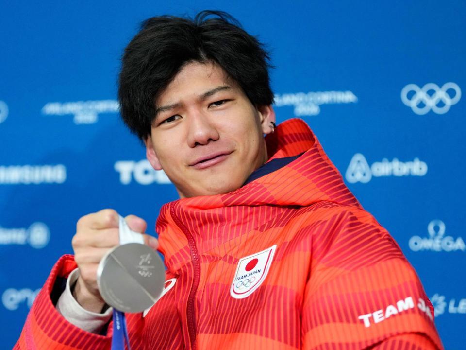 男子ビッグエアで銀メダルを獲得し、撮影に応じる木俣椋真（共同）