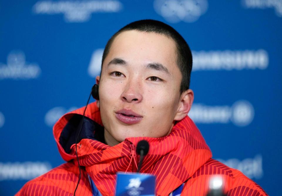 男子ビッグエアで金メダルを獲得し、記者会見する木村葵来（共同）