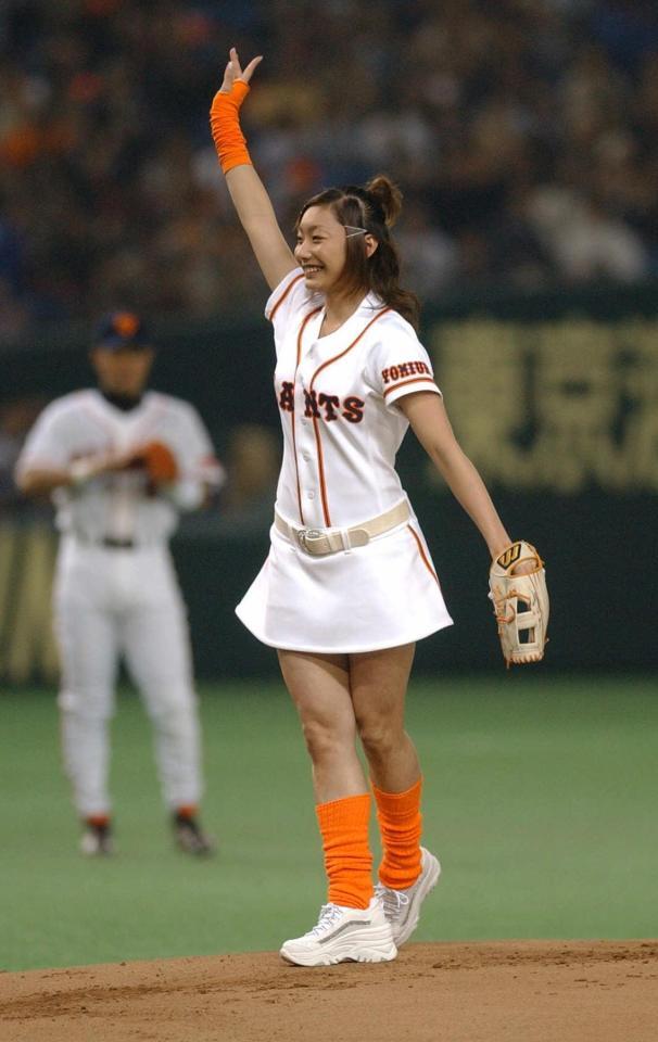 華麗に始球式を務めた安藤美姫はポーズをとって声援に応える＝２００５年４月