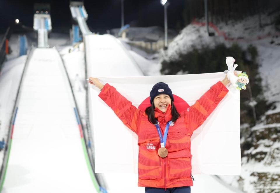 銅メダルに輝き喜ぶ丸山希（撮影・吉澤敬太）