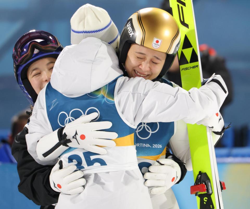 ２本目の記録を確認し、（左から）高梨沙羅、伊藤有希らと抱き合う丸山希（撮影・吉澤敬太）