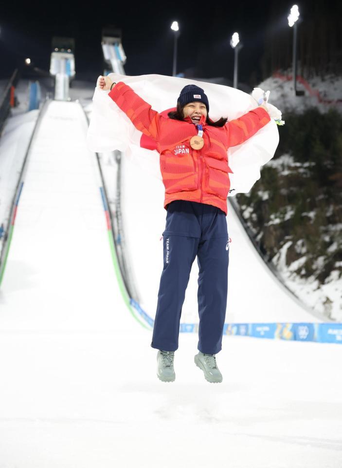 銅メダルに輝き喜ぶ丸山希（撮影・吉澤敬太）