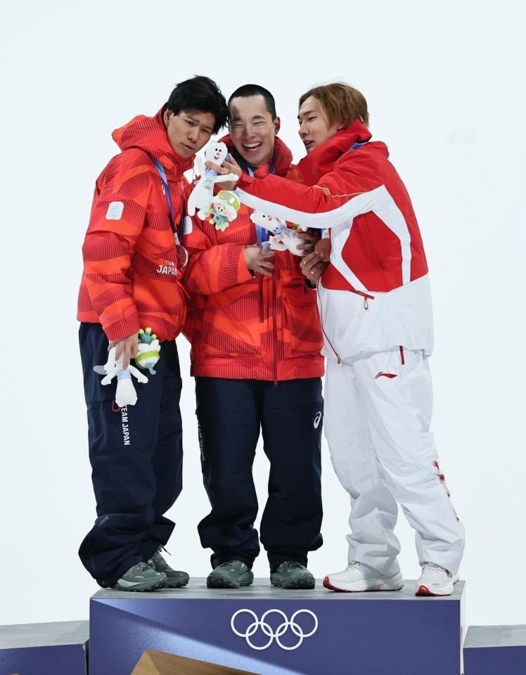 表彰台で記念撮影を楽しむ（左から）木俣椋真、木村葵来、蘇翊鳴