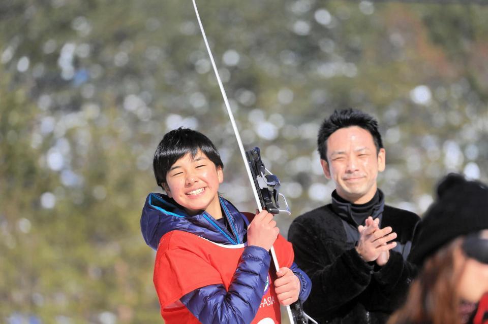 プロ戦で表彰台に立ち笑顔を見せる三木（左）と父・浩二さん（２０１７年２月）＝家族提供＝