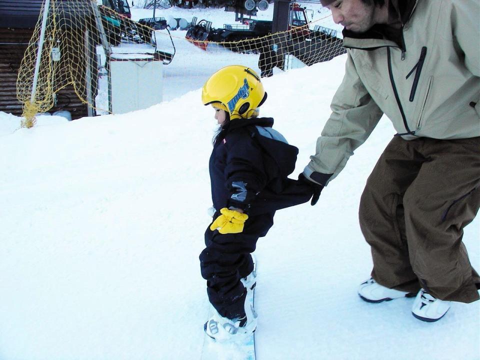 背中を支えられながら滑る三木（家族提供）