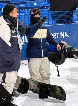 　本番会場のテスト滑走に参加し、スタッフと話す平野歩夢（右）＝共同