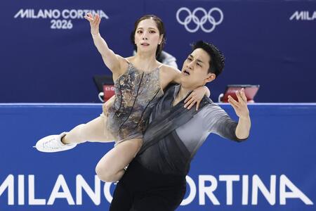 演技する三浦璃来（左）、木原龍一組＝ミラノ（共同）