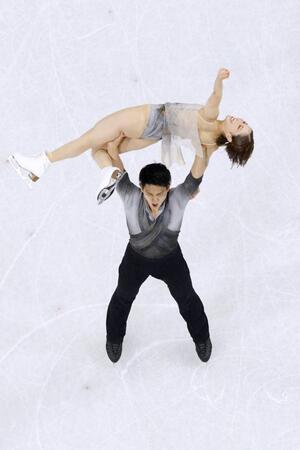 　団体ペア・フリー　フィニッシュのポーズを決める三浦璃来（上）、木原龍一組＝ミラノ（共同）