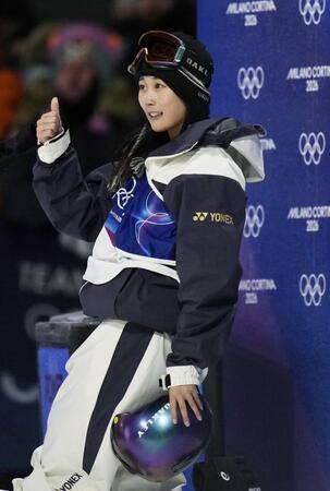 女子ビッグエア予選　２回目を終え、笑顔で親指を立てる村瀬心椛＝リビーニョ（提供・共同通信社）