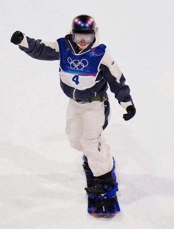 女子ビッグエア予選　３回目のジャンプで着地を決めガッツポーズする鈴木萌々＝リビーニョ（共同）