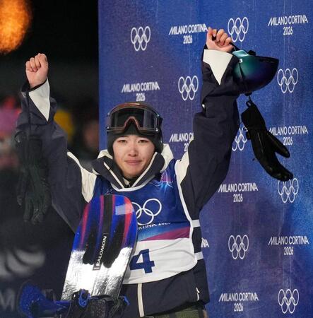 女子ビッグエア予選　３回目を終えガッツポーズする鈴木萌々＝リビーニョ（共同）