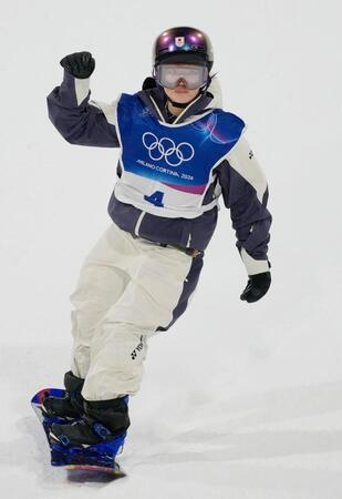 女子ビッグエア予選　１回目のジャンプで着地を決めガッツポーズする鈴木萌々＝リビーニョ（共同）