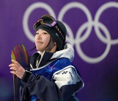 女子ビッグエア予選　１回目を終え笑顔を見せる鈴木萌々＝リビーニョ（共同）