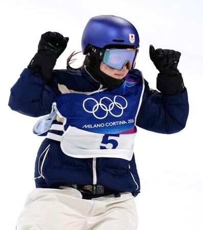 女子ビッグエア予選　２回目のジャンプで着地を決めガッツポーズする深田茉莉＝リビーニョ（共同）