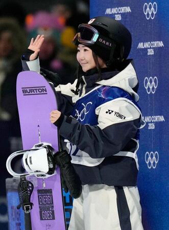 女子ビッグエア予選　２回目を終え、笑顔で手を振る岩渕麗楽＝リビーニョ（共同）