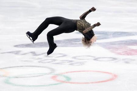 団体男子フリー　後方宙返りを決めるイリア・マリニン（共同）