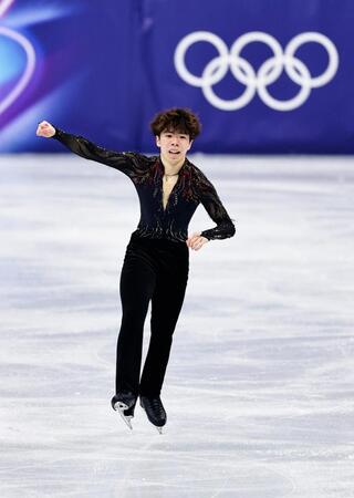 団体男子フリーの演技を終え、日本の応援席に向かいガッツポーズする佐藤駿（共同）