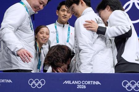 キスアンドクライで顔を覆う佐藤駿（写真提供・ＡＰ／アフロ）