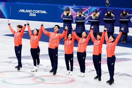 銀メダルを獲得し、表彰式に臨む日本チーム。左からアイスダンスの森田真沙也、吉田唄菜、ペアの木原龍一、三浦璃来、女子の坂本花織、男子の佐藤駿、鍵山優真＝ミラノ（共同）