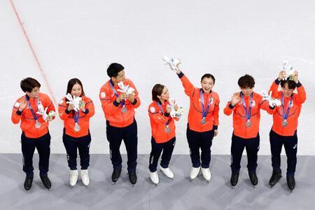 団体で銀メダルを獲得した日本チーム。左からアイスダンスの森田真沙也、吉田唄菜、ペアの木原龍一、三浦璃来、女子の坂本花織、男子の佐藤駿、鍵山優真＝ミラノ（共同）