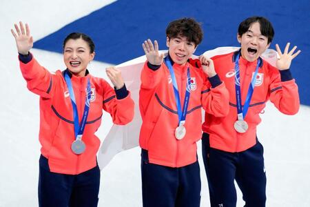 団体で銀メダルを獲得し、歓声に応える（左から）坂本花織、佐藤駿、鍵山優真＝ミラノ（共同）