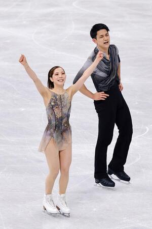 団体ペア・フリーの演技を終え、ガッツポーズする三浦璃来（左）、木原龍一組＝ミラノ（共同）