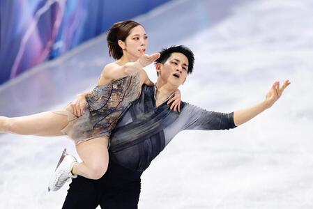 団体ペア・フリー　演技する三浦璃来（左）、木原龍一組＝ミラノ（共同）