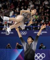 ペアフリーで演技する三浦璃来（左）と木原龍一（写真提供・ロイター／アフロ）