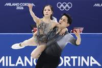 演技する三浦璃来（左）、木原龍一組＝ミラノ（共同）