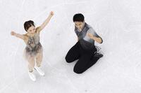 　団体ペア・フリーの演技を終えガッツポーズする三浦璃来（左）、木原龍一組＝ミラノ（共同）