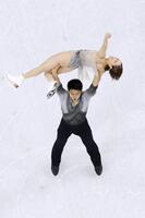 　団体ペア・フリー　フィニッシュのポーズを決める三浦璃来（上）、木原龍一組＝ミラノ（共同）