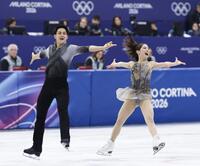 　団体ペア・フリー　演技する三浦璃来（右）、木原龍一組＝ミラノ（共同）