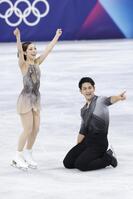 　団体ペア・フリーの演技を終え、喜ぶ三浦璃来（左）、木原龍一組＝ミラノ（共同）