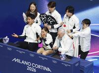 　団体ペア・フリーの演技を終え、得点を確認し喜ぶ三浦璃来（前列中央）、木原龍一（同左）組＝ミラノ（共同）