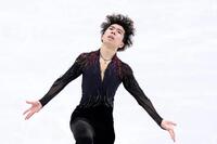 団体男子フリー　演技する佐藤駿（共同）