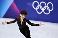 団体男子フリー　演技する佐藤駿（共同）