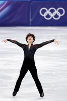 団体男子フリー　フィニッシュのポーズを決める佐藤駿（共同）