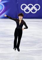 団体男子フリーの演技を終え、日本の応援席に向かいガッツポーズする佐藤駿（共同）