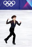 団体男子フリーの演技を終え、ガッツポーズする佐藤駿（共同）